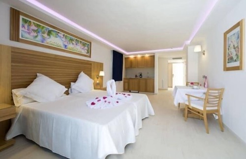 Ibiza Town Hôtel | BONMYBOS-SS2 // Pool + Beach 150m | Playa den Bossa | Free Parking