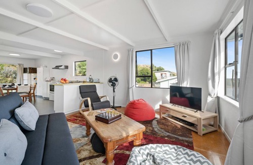 Palliser Bay Maison | Lendale Bach - Lake Ferry Holiday Home