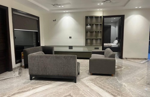 Pashim Vihar Appartement | Leo Urban stäyz® Premium 3BR in Delhi with AC, WiFi