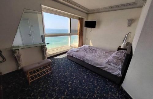 Bat Yam Appartement | Leonardo Arena hotel ,Very luxury suite, high floor, 1st line