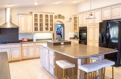 Paradise Maison | Leopard Lux Gold Rush: Heated*Pool, 4000SqFt, Jacuzzi*, Billiards, Darts, Projector, 4K TV's, Darts