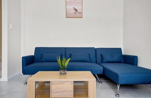 Leppington Villa | Leppington Two-Level 4Br near Village & Woolworths