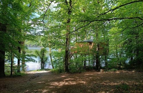 Saint-Gerons Autre | Les cabanes au bord du lac