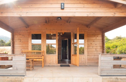 Occhiatana Chalet De Ski | 'Les Chalets De Tesa' with mountain view, Wi-Fi and air conditioning