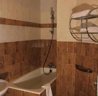 Poligny Hôtel | Les Charmilles