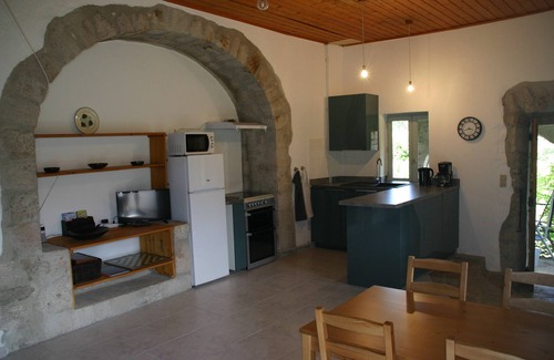 Payzac Appartement | Les Cigales á Mas de la Giralde. Gîte pour 2/4 personnes avec piscine et vue