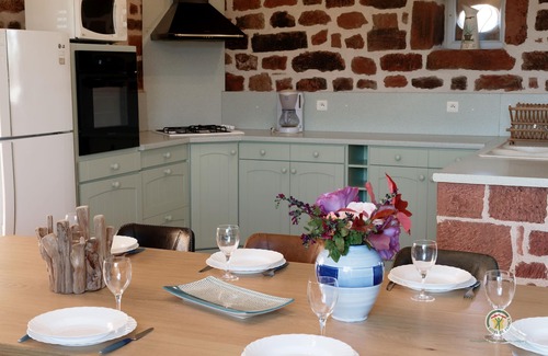 Lagleygeolle Maison | Les Collines Rouges, private heated swimming pool, close to many tourist attractions