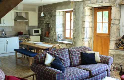 Bugeat Cottage | Les Geais - Hébergement polyvalent en chalet et conversion de grange excentrique
