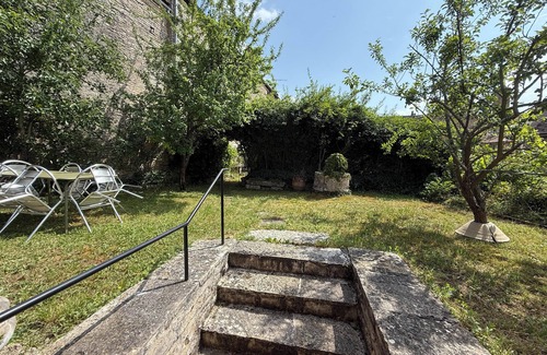 Noyers-sur-Serein Maison | Les Jardins Perchés - large house with garden in the heart of a medieval village