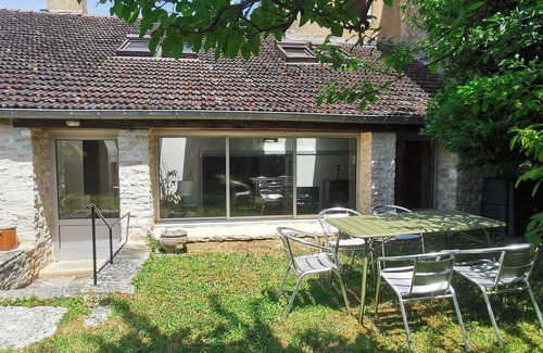 Noyers-sur-Serein Maison | Les Jardins Perchés - large house with garden in the heart of a medieval village