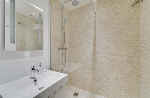 Saint-Louis Appartement | Les Mansardes du Roi - A proximité du château. Vue sur les toits.