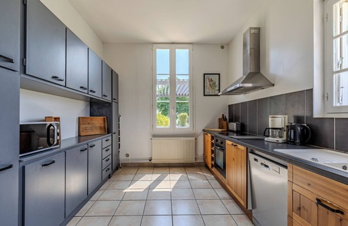 Montagne Maison | Les Marronniers – Holiday Home with Pool and Vineyard View in Montagne