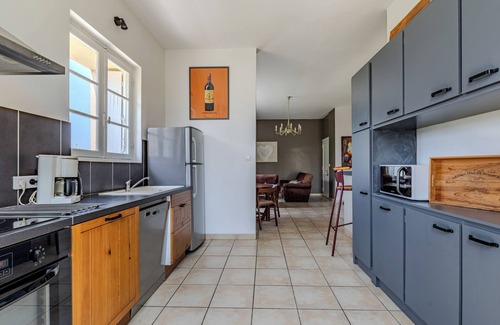 Montagne Maison | Les Marronniers – Holiday Home with Pool and Vineyard View in Montagne