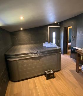 Lannion Lit Et Petit-Déjeuner | Les murmures de l'eau, chambre d'hôtes avec jacuzzi
