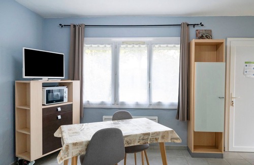 Lesperon Appartement | 'Les Pins - Domaine Des Landes' with Shared Pool, Private Covered Terrace and Shared Garden