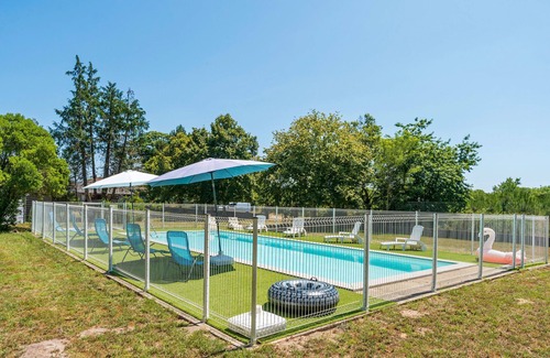 Lesperon Appartement | 'Les Pins - Domaine Des Landes' with Shared Pool, Private Covered Terrace and Shared Garden