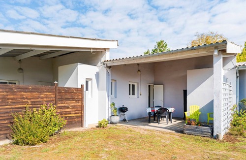 Lesperon Appartement | 'Les Pins - Domaine Des Landes' with Shared Pool, Private Covered Terrace and Shared Garden