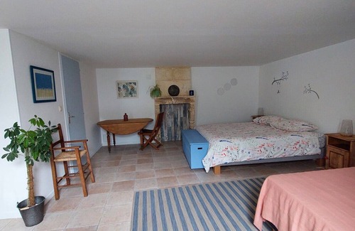 Saint-Romain-de-Benet Lit Et Petit-Déjeuner | Les Primevères Guest Room – Welcome and Comfort in Saint-Romain-de-Benet