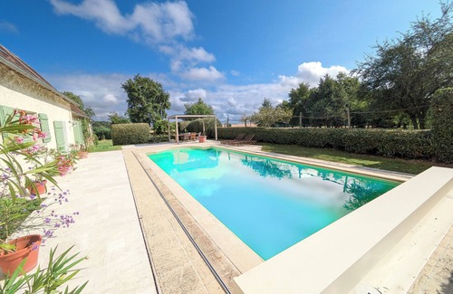 Saint-Flovier Maison | Les Raffoux: Countryside Escape with Pool & large garden near Loire Castles