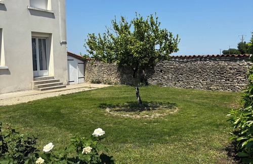 Pere Maison | Les rosiers vous accueillent pour 8 personnes Maison cosy près de La Rochelle