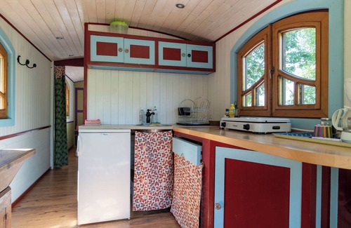 Villeneuve d'Aveyron Chalet De Ski | LES ROULOTTES DE RITA, in the countryside, swimming pool, pets welcome!