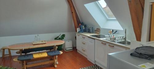 Ep 21 - Saint-Paul Appartement | les Tilleuls Grand 2 pièces, super équipé, 2 pas du centre-ville "clos-du-boulanger" - parking privé