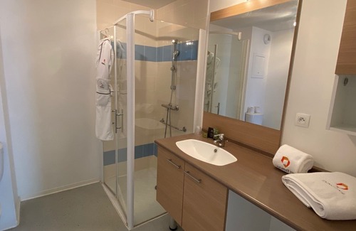 Saint-Assiscle Appartement | Les Tours D'Or Appartement T2 Salle de bain douche