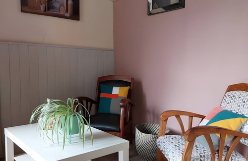 Saint-Romain-de-Benet Lit Et Petit-Déjeuner | Les Violettes Guest Room – Comfort and Serenity in Saint-Romain-de-Benet