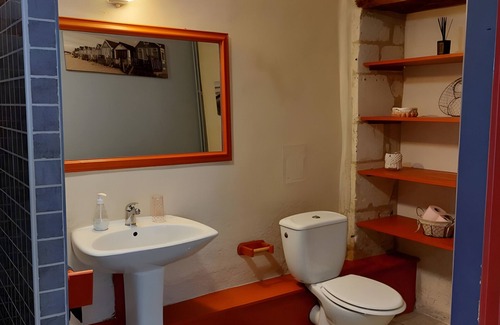 Saint-Romain-de-Benet Lit Et Petit-Déjeuner | Les Violettes Guest Room – Comfort and Serenity in Saint-Romain-de-Benet
