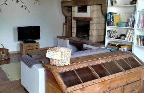 Saint-Clement-de-Regnat Maison | Les volets rouges