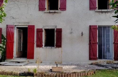 Saint-Clement-de-Regnat Maison | Les volets rouges