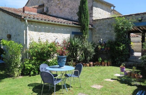 Sauvagnas Maison | Maison Les Volets Bleus à Sauvagnas - 2 personnes, 1 chambres