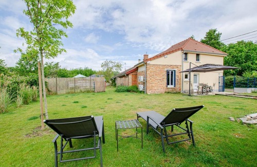 Brevonnes Maison | Les Volets Bleus & Les P'tits Cailloux