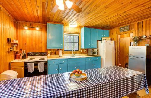 Trinity Center Maison | Less Than 2 Mi to Trinity Lake NorCal Getaway with BBQ