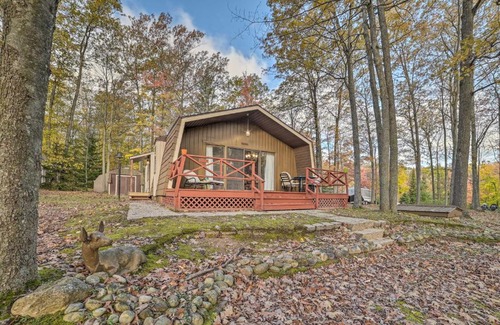 Higgins Lake Maison | Less Than 3 Mi to Higgins Lake Roscommon Cabin with Deck