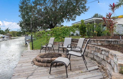 Catalina Maison | Let’s go Retro - Waterfront Pool & Hottub w/dock