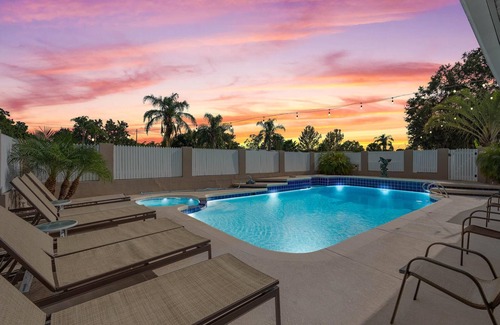 Catalina Maison | Let’s go Retro - Waterfront Pool & Hottub w/dock