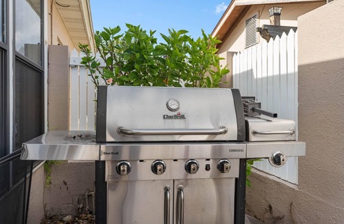 Catalina Maison | Let’s go Retro - Waterfront Pool & Hottub w/dock