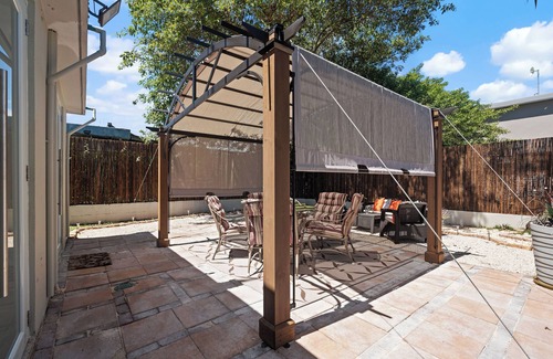 Levittown Appartement | Levittown Onyx: A Jazzy 2-Bedroom Apartment in Toa Baja with WiFi, AC