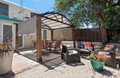 Levittown Appartement | Levittown Onyx: A Jazzy 2-Bedroom Apartment in Toa Baja with WiFi, AC
