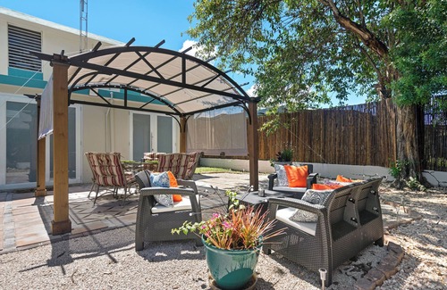 Levittown Appartement | Levittown Onyx: A Jazzy 2-Bedroom Apartment in Toa Baja with WiFi, AC