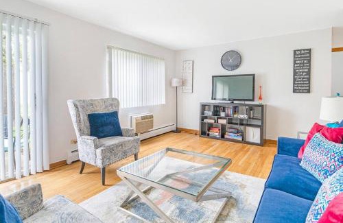Des Plaines Appartement | Lg. 2 br Apt. North of Chicago w/Free Parking