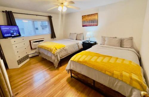 Des Plaines Appartement | Lg. 2 br Apt. North of Chicago w/Free Parking