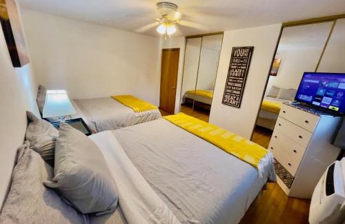 Des Plaines Appartement | Lg. 2 br Apt. North of Chicago w/Free Parking
