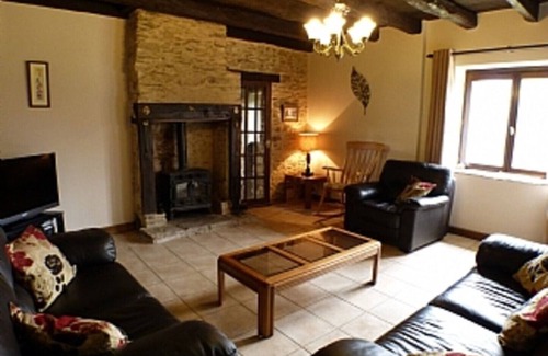 Jumilhac-le-Grand Cottage | Liberte Cottage private and secure dog friendly garden
