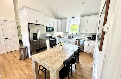 Lynchburg Maison | Liberty Cottage: 3BR/2BA w/Deck & Huge Backyard – Mins to Downtown, Mall, Eateries & Nature Trails