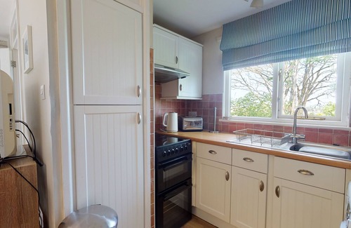 Saint Erth Praze Appartement | Light, cosy and comfortable. 3 bedroom holiday cottage located within the grounds of Tolroy Manor
