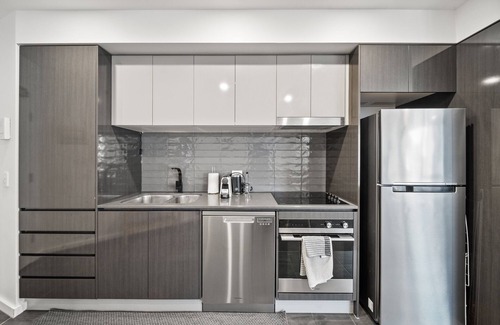 Gungahlin Appartement | Light-Filled 1-Bed Apartment with Pool & Gym