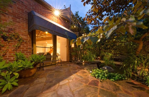 Port Melbourne Appartement | Light-Filled Photography Studio in Garden Setting