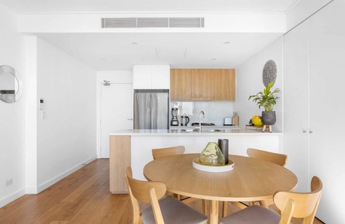 Lane Cove Appartement | Light, stylish 1BR apartment near shops and transport with parking
